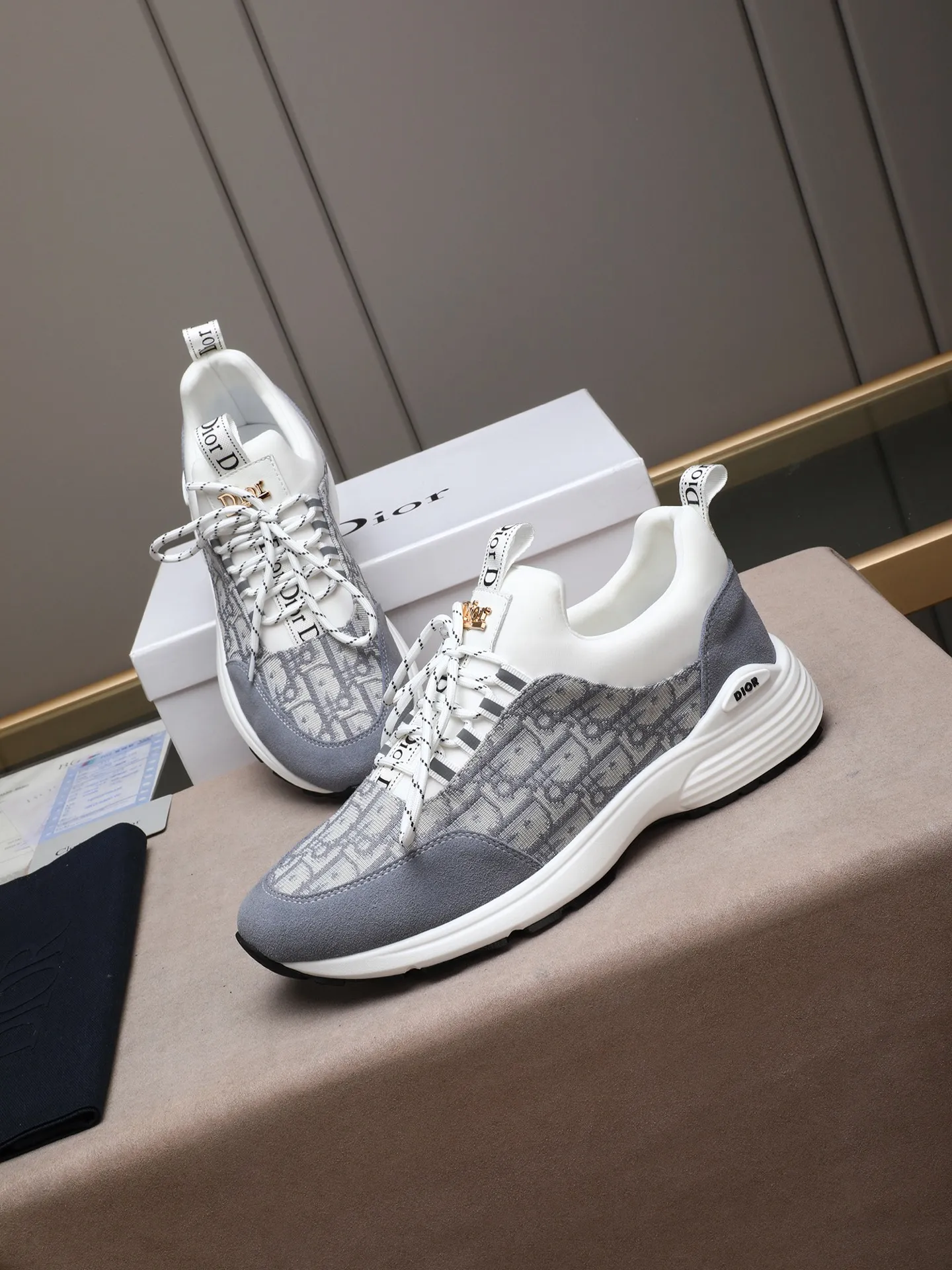 Men's shoes 💰440 💰Dior [Dior] 😘😘High-end series of casual men's shoes, simple and elegant👍👍👍The upper is made of first-layer genuine leather spliced ​​with Dior's special material [sun][sun]; imported first-layer sheepskin lining; special outsole, wear-resistant, lightweight, the overall design is harmonious and unified without lacking personality 👣🌟✨You deserve it! 3 colors😍Sizes 38~44. (45 custom-made) The picture above is a big seller🔥🔥🔥